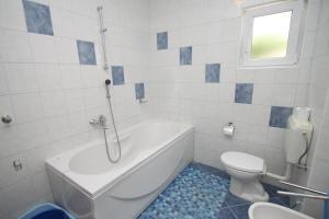 Apartments with parking space Brela, Makarska - 6907