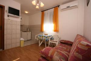 Apartments by the sea Igrane, Makarska - 6840