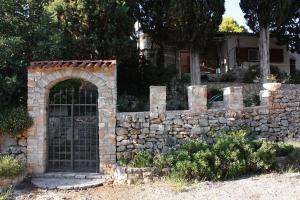 Holiday house with a parking space Maslinica, Solta - 5213 
