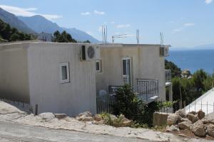 Apartments and rooms with parking space Brela, Makarska - 6895 