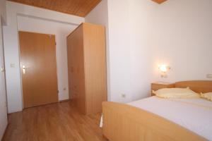 Apartments and rooms with parking space Brela, Makarska - 6895