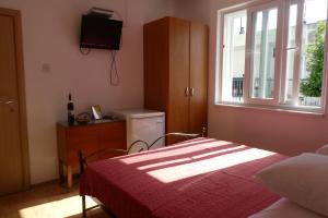 Apartments and rooms with parking space Tucepi, Makarska - 6901