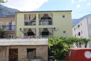 Apartments with a parking space Baska Voda, Makarska - 6827 