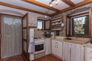 Family friendly house with a parking space Gornji Tucepi - Podpec, Makarska - 6915