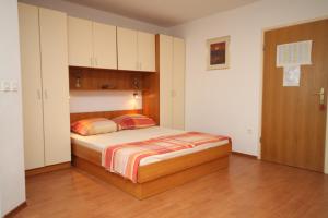 Apartments with parking space Brela, Makarska - 6907