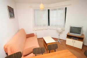 Apartments with parking space Brela, Makarska - 6907
