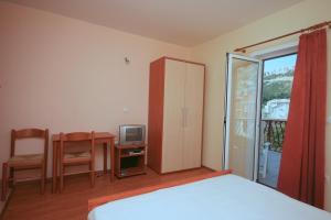 Apartments by the sea Duce, Omis - 4852