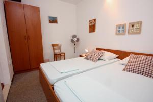 Family-friendly apartments with swimming pool Maslinica, Solta - 5180