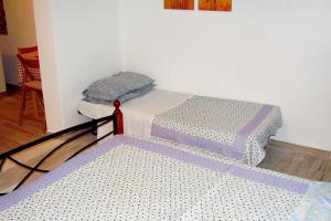 Family-friendly apartments with swimming pool Maslinica, Solta - 5180