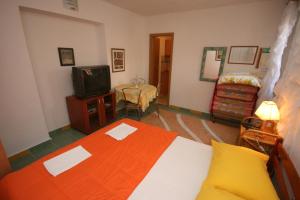 Apartments with parking space Makarska - 6636