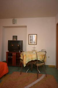 Apartments with parking space Makarska - 6636