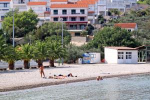 Apartments by the sea Necujam, Solta - 19067
