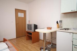 Apartments with parking space Makarska - 6696