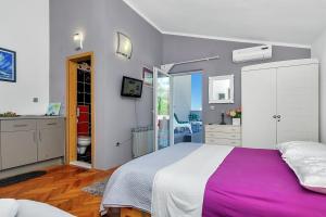 Apartments with parking space Makarska - 6909