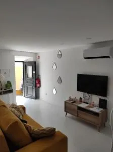 Casinha das Bonecas By Viva a Vida - Alojamentos & Hotels - Linhaceira