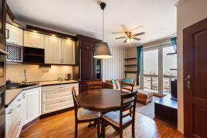 Metro Wilanowska Homely Apartment by BookingHost