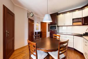 Metro Wilanowska Homely Apartment by BookingHost