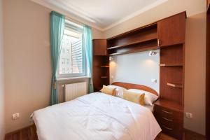 Metro Wilanowska Homely Apartment by BookingHost