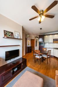 Metro Wilanowska Homely Apartment by BookingHost