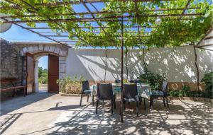 3 Bedroom Beautiful Home In Grizane 