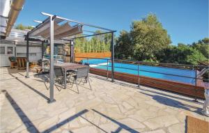 Maisons de vacances Beautiful Home In Signes : photos des chambres