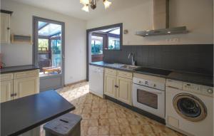 Maisons de vacances Beautiful Home In Signes : photos des chambres