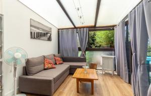 Maisons de vacances Beautiful Home In Signes : photos des chambres