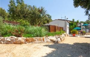 Maisons de vacances Beautiful Home In Signes : photos des chambres