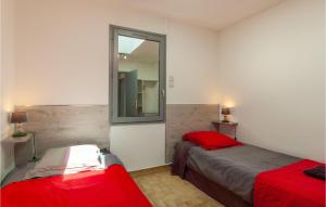 Maisons de vacances Beautiful Home In Signes : photos des chambres