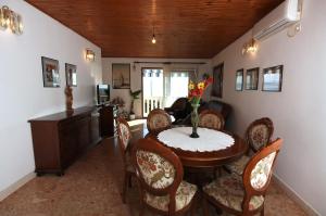 Apartments with parking space Pisak, Omis - 5154