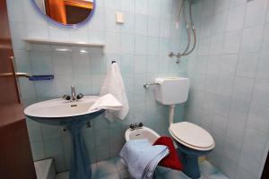 Apartments with parking space Pisak, Omis - 5154