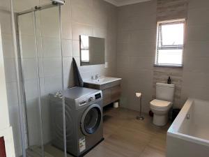 Elephant House, 2 bedroom House, Next to Pilanesberg and Sun City