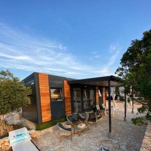 Beach house Danica - resort & tavern BAIN, free transport, pool, Island of Žut - Kornati