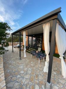 Beach house Danica - resort & tavern BAIN, free transport, pool, Island of Žut - Kornati