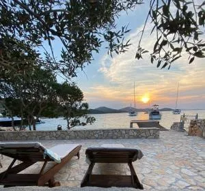 Beach house Danica - resort & tavern BAIN, free transport, pool, Island of Žut - Kornati - Pinizelić