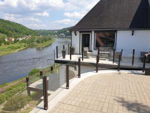 Saechsische-Schweiz-Ferienhaus-Wohnung-1-mit-Elbblick-Sauna-und-Kamin