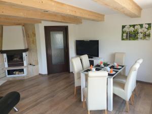 Saechsische-Schweiz-Ferienhaus-Wohnung-1-mit-Elbblick-Sauna-und-Kamin