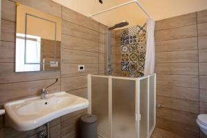 King Room with Roll-In Shower - Disability Access
