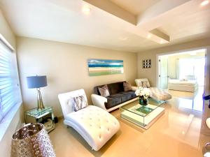 Premium Modern waterfront apartment with Miami Skyline view on the bay 5 mins drive to Miami Beach with free parking