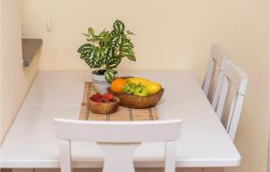 1 Bedroom Nice Apartment In Podstrana