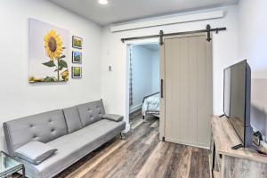 Walk to Dining, Breweries and Shops! Dtwn Custer Apt