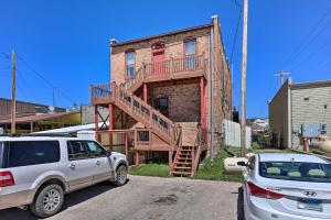 Walk to Dining, Breweries and Shops! Dtwn Custer Apt