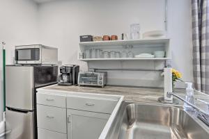 Walk to Dining, Breweries and Shops! Dtwn Custer Apt