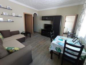 Apartamento, dos dormitorios, tipo ático cerca del centro
