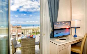 Double Room with Balcony and Sea View room in Hotel La Pace
