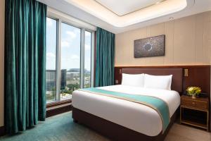 Deluxe 1 King One Bedroom Suite room in Blossom Hotel Houston Medical Center
