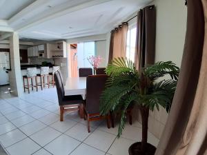 Alugo ótima casa , Centro Bombinhas!