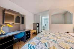 Standard King Room - Non-Smoking  room in Motel 6 Tulsa Ok - Central