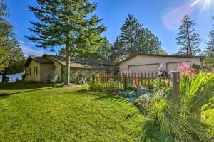 Lakefront Cedar Cottage with Enclosed Porch!