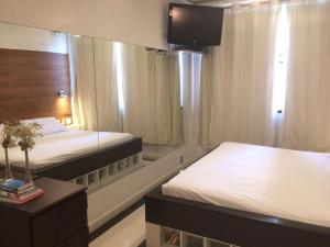 Perto da praia de Copacabana, 150 metros da praia, entre postos 5 e 6